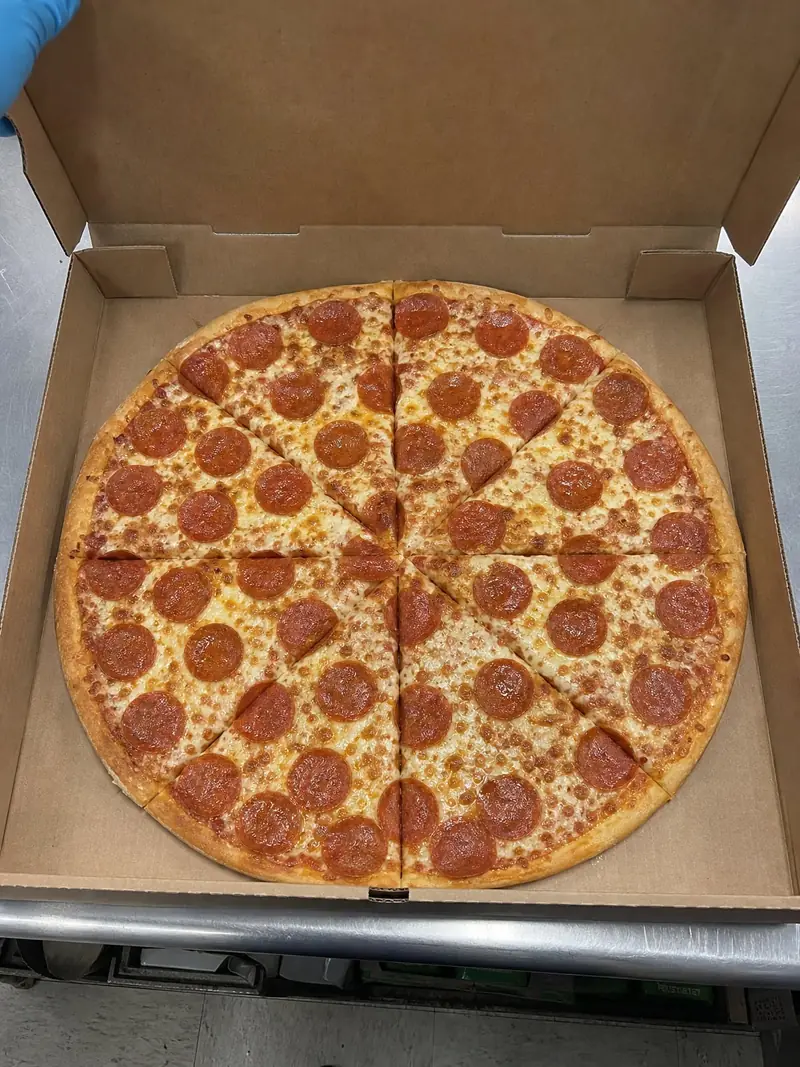 Round pizza: even cheese and toppings to the edge (pass)